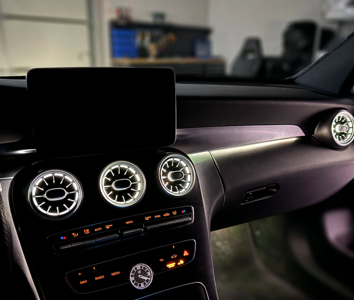 Накладка на торпедо з підсвіткою Mercedes W205 C-Class dash205 фото